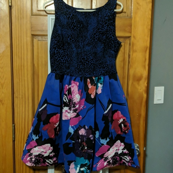 Fun flattering dress - Picture 1 of 8